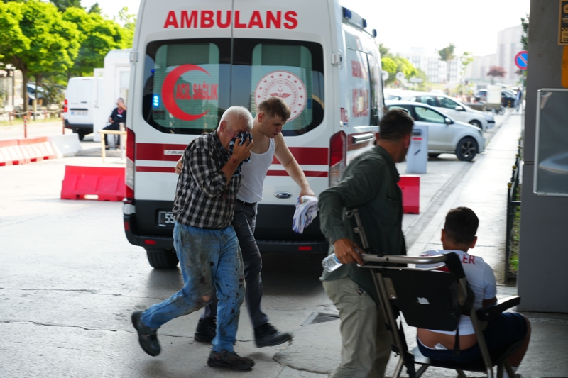 <p>Yetkililer, vatandaşları kurban kesimi sırasında dikkatli olmaları ve mümkünse işi ehline bırakmaları konusunda uyardı.</p>