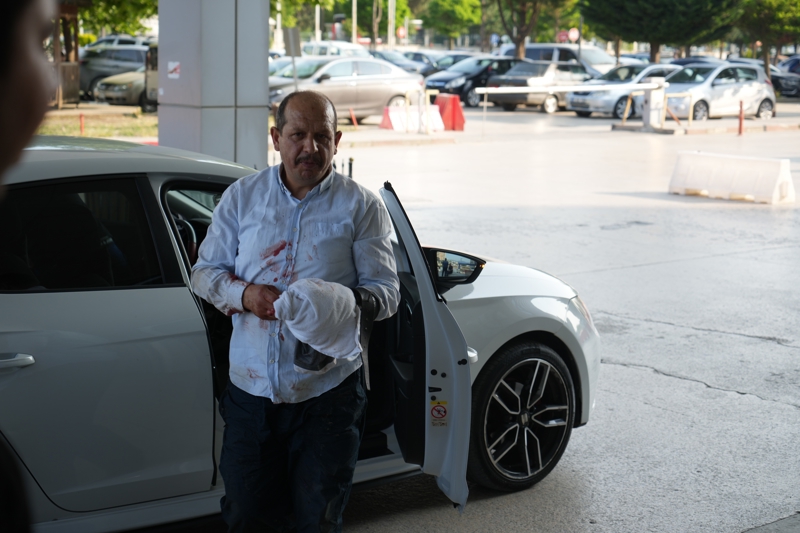 <p>Kurban Bayramı namazının ardından kurbanlıklarını kesmek isteyen vatandaşlar, sabahın erken saatlerinden itibaren kesim alanlarında yoğunluk oluşturdu.</p>