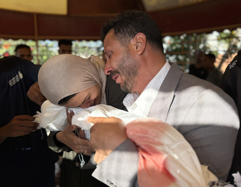 <p>Çocuğunu kaybeden Gazzeli anne ve babanın feryadı yürekleri dağladı.</p>