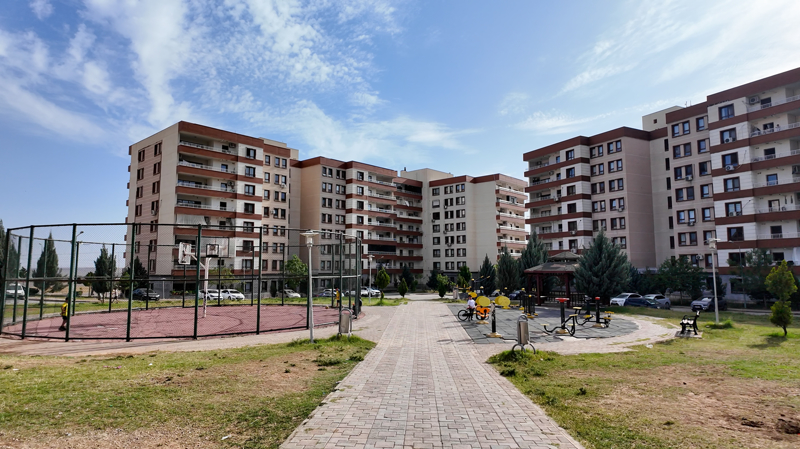 <p>Bu kapsamda, merkezde 5 bin 716, Cizre'de ise 3 bin 69 konut yapıldı. Konutların yanı sıra cami, iş yerleri, taziye evleri ve okul inşa edilerek, vatandaşların hizmetine sunuldu.</p>