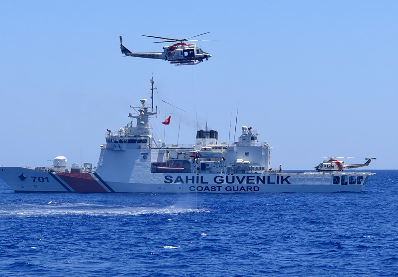 <p>Senaryo kapsamında, KKTC kara suları dışında ve Türk arama kurtarma bölgesinde, içinde çok sayıda düzensiz göçmen bulunan kuru yük gemisi ile ticari yatın çarpışması sonucu arama kurtarma harekatı icra edildi.</p>