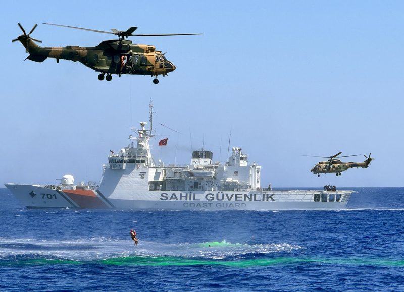 <p><b>- SELAMLAMA GEÇİŞİ</b></p><p><b><br></b></p><p>Tatbikatın deniz safhasının ikinci bölümünde, Gazimağusa açıklarında ticari gemiyle akaryakıt tankerinin çarpışması sonucu denize düşen kazazedelerin helikopter yardımıyla kurtarılmasına yönelik faaliyet icra edildi.</p>