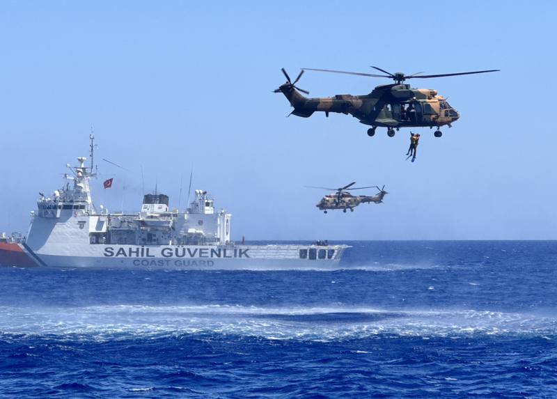 <p>Arama kurtarma faaliyetlerinin başarıyla tamamlanmasının ardından tatbikata katılan hava ve deniz araçları, sancak gemisi TCSG Yaşam'ın önünde selamlama geçişi yaptı.</p>