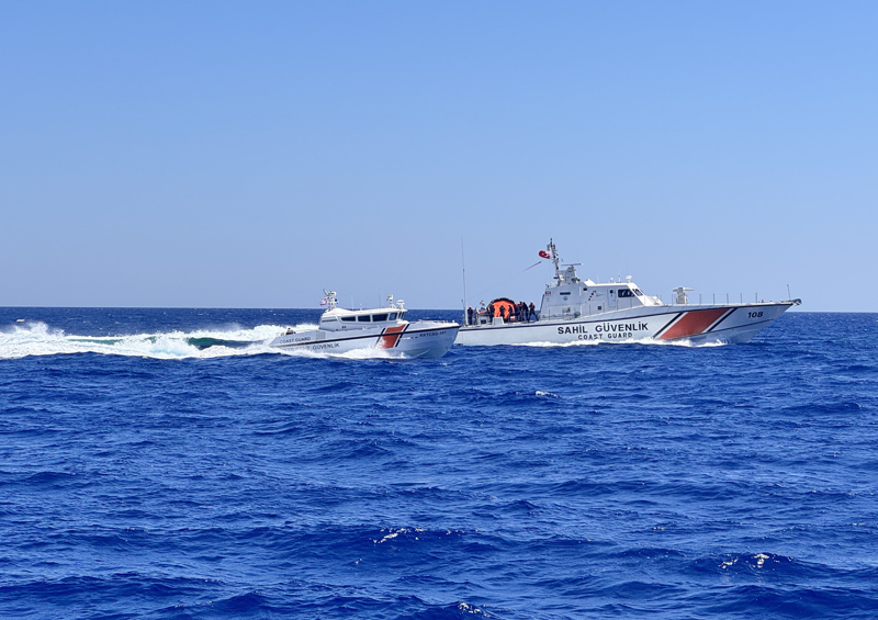 <p>Kaza sonrası kaçmaya çalışan düzensiz göçmenlerin bulunduğu kuru yük gemisine sahil güvenlik botları tarafından durması için uyarı anonsları ve önleme manevraları yapıldı.</p>
