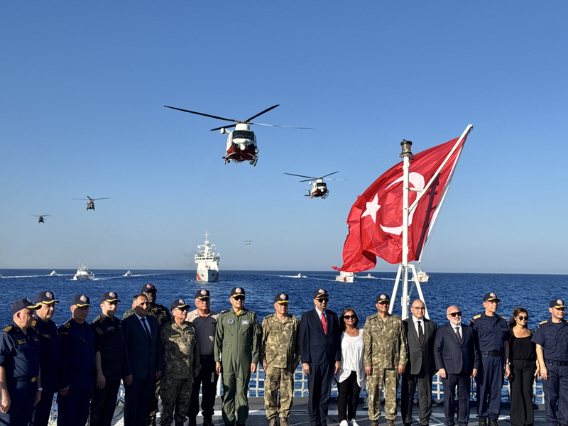 <p><b>-"PERFORMANSINI DAHA DA GELİŞTİRMEKTEDİR"</b></p><p><br></p><p>Koramiral Kendir, tatbikat ile sorumluluk sahasında, her türlü deniz ve hava koşulunda, 24 saat süre ile gerçekleşen arama kurtarma faaliyetlerinin, Türkiye ve KKTC tarafından karşılıklı iş birliği içerisinde, başarıyla edilebileceği ulusal ve uluslararası kamuoyuna bir kez daha gösterildiğini belirtti.</p><p>Denizde ve karada, zor durumda olan insanların yardım çağrılarına en kısa sürede reaksiyon göstererek onlara ulaşmanın, hayati bir zorunluluk olduğunu ifade eden Kendir, şunları kaydetti:</p>