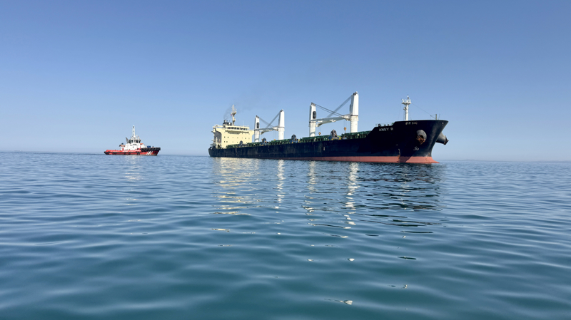 <p>Dün Romanya'dan aldığı yükle Cezayir'e gitmekte olan "Angy R" gemisi, Şarköy'ün Gaziköy Mahallesi açıklarında, kıyıya yaklaşık 30 metre mesafede ve 7 metre derinlikte karaya oturmuştu. Gemide 22 mürettebat bulunduğu belirtilmişti.</p>