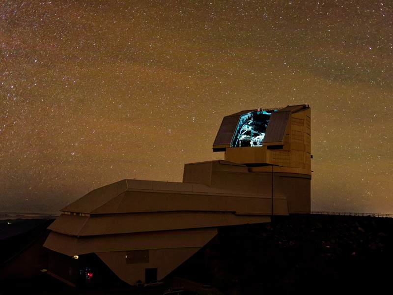 <p>"Virgo Cluster" olarak bilinen galaksi grubu ile içindeki parlak, mavi ve sarmal biçimli iki galaksi de görüntüler arasında dikkati çekti.</p>