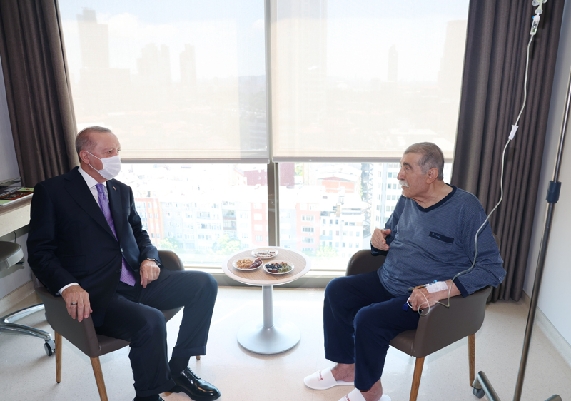<p>Yalçın'ı hastane odasında ziyaret ederek "geçmiş olsun" temennisinde bulunan Erdoğan, doktorlardan sağlık durumuna ilişkin bilgi aldı.</p>