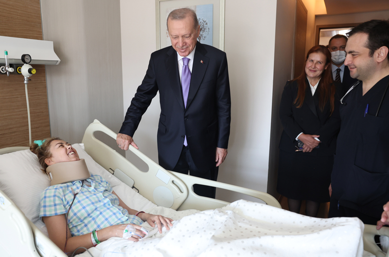 <p>Hastanede tedavi gören hastaların yakınlarıyla da sohbet edip, fotoğraf çektiren Erdoğan, daha sonra Ziraat Bankası 4. Tarım Ekosistemi Buluşması programına katılmak üzere Haliç Kongre Merkezi'ne hareket etti.</p>
