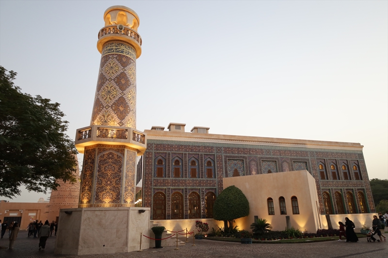 <p>Katara Kültür Köyü'nün simgelerinden biri hâline gelen Katara Camii, mimari detayları ve sanatsal işçiliğiyle bölgeye gelen turistlerin uğrak noktalarından biri olarak öne çıkıyor. Ziyaretçilere cami bünyesinde İslam hakkında da bilgilendirmeler yapılıyor.</p>