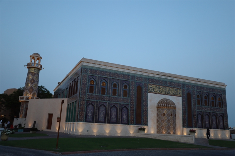 <p>Türk mimar Zeynep Fadıllıoğlu tarafından tasarlanan ve 2010 yılında ibadete açılan cami, turkuaz ve mor tonlarının hakim olduğu dış cephesiyle "Katar'ın Turkuaz Camisi" olarak anılıyor.</p>