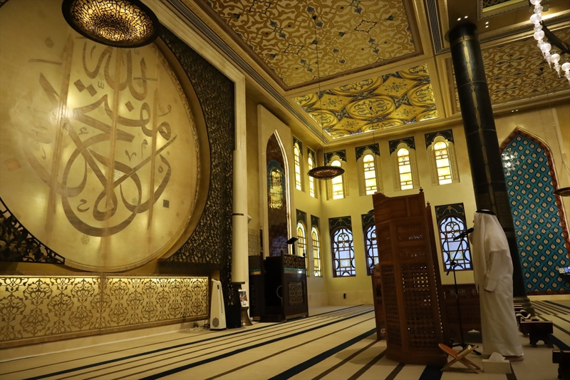 <p>Katara Cami sadece Osmanlı mimarisinden değil; Türkiye'nin yanı sıra Mısır, Suriye ve İran'daki camilerden de esinlenerek tasarlandı. Bağımsız konumlandırılmış minaresinde mor renklerin daha baskın olduğu gözlemlenirken, cami iç mekânıyla da ferah bir atmosfer sunuyor.</p>