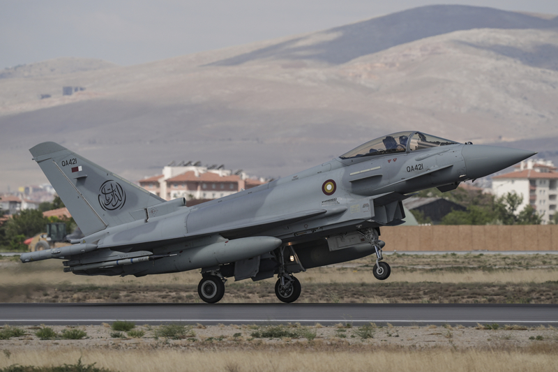 <p>Eğitim kapsamında yapılan programa katılan yerli ve yabancı basın mensupları, ilk olarak 3. Ana Jet Üs Komutanı Hava Pilot Tümgeneral Mete Kuş'un verdiği brifingi dinledi.</p>