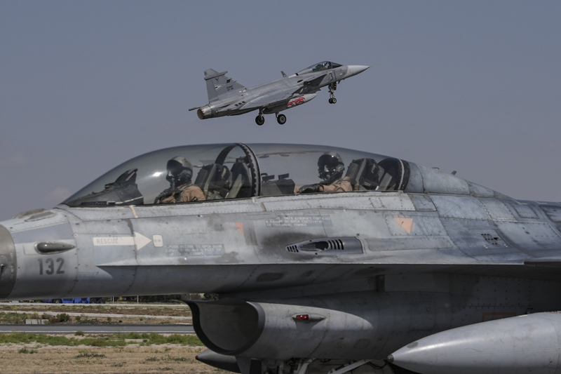 <p>"Anadolu Kartalı eğitiminde ilk kez, kırmızı ülke rolündeki kuvvetler tarafından atıldığı benzetilen çok sayıda seyir füzesi tehdidine karşı, mavi kuvvetlerin senaryo gereği önleme ve imha harekatı icra edilmiştir. Konvansiyonel harekat kapsamında icra edilen uluslararası bir eğitimde ilk defa sadece İHA'lar doğrudan bombardıman rolünde görev aldı."</p>