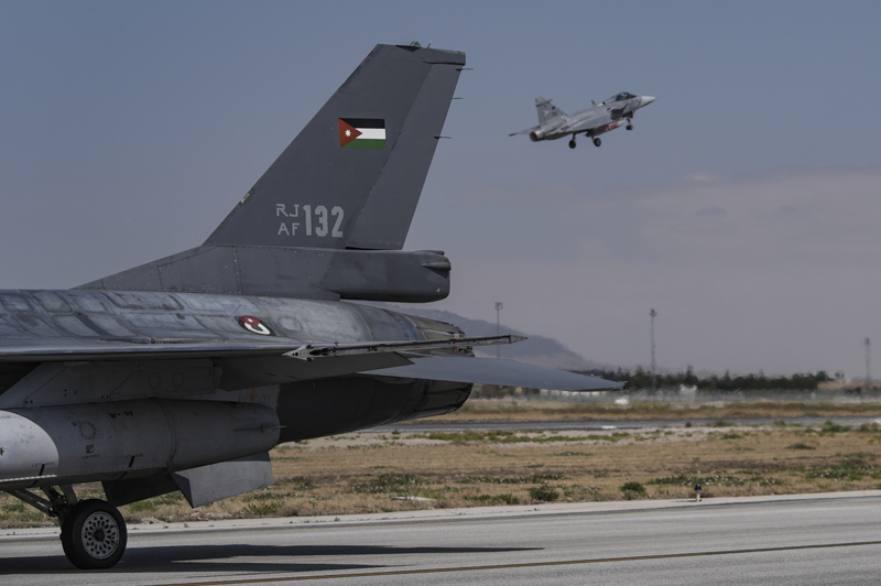 <p>Brifingin ardından basın mensupları, kendilerine ayrılan alanda yerlerini alarak, Türkiye'nin yanı sıra Azerbaycan, Katar, Macaristan, Ürdün, Suudi Arabistan, ABD ve NATO'ya ait hava unsurlarının iniş ve kalkışlarını fotoğrafladı.</p>