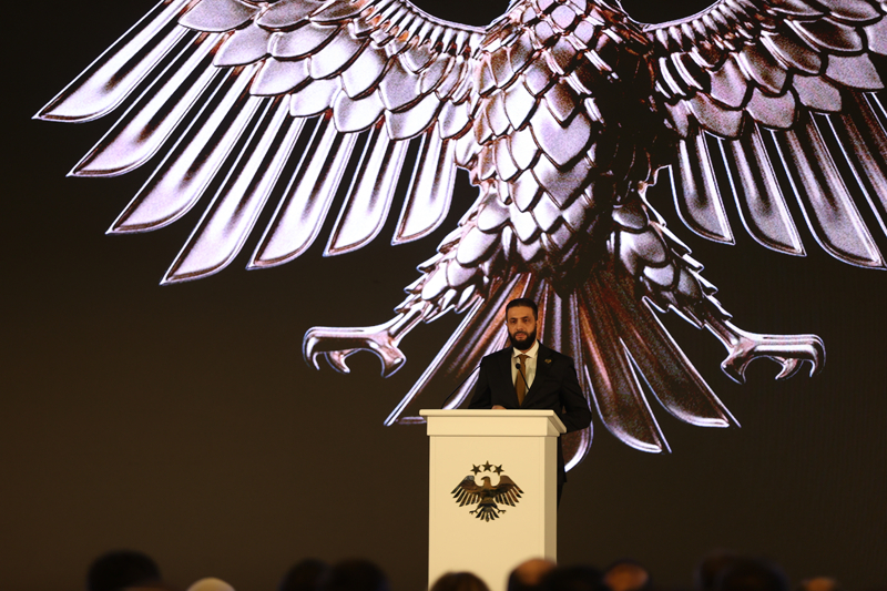<p>Suriye'de tüm devlet kurumlarına ait sembol, mühür, resmi belgeler ile kimlik kartı ve pasaportlar yeni ulusal logo ile değiştirilecek.</p>