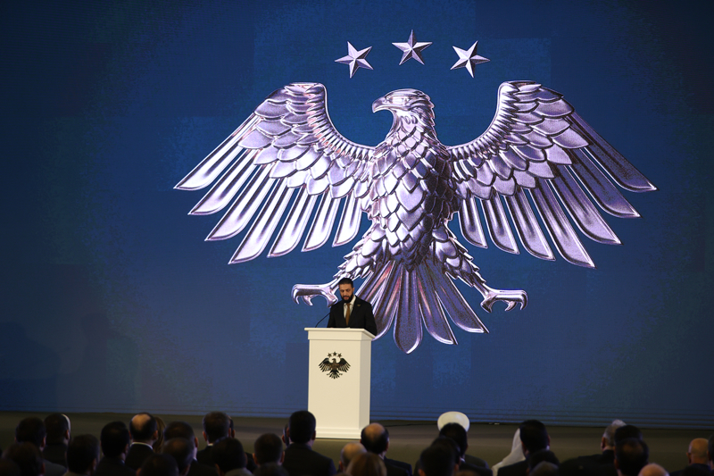 <p><span >"Bugün ortaya koyduğumuz ulusal logo, bölünmeyi ve parçalanmayı kabul etmeyen, birleşik bir Suriye'yi ifade ediyor." diyen Şara, yeni ulusal logonun inşasına katkıda bulunan tüm Suriyelilere teşekkür etti.</span></p>