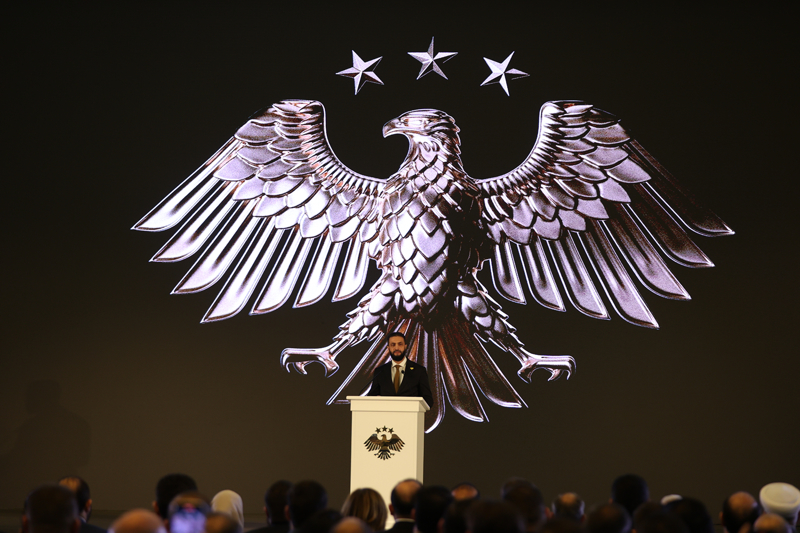 <p><b>YENİ DÖNEMİN SİMGESİ: KANATLI ŞAHİN</b></p><p>Yeni logoda, Suriye illerini temsilen 14 tüylü kanatlı şahin yer alıyor. Ayrıca şahin kalkanındaki 2 yıldız da 3'e çıkarıldı.<b></b></p>