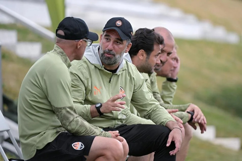 <p><b>"ARDA KAZANAN BİRİSİ, BİZİM GİBİ"</b></p><p>"Biz bu tür kararları almaktan korkmayan bir kulübüz. Arda hırslı, genç, iddialı ve kazanan birisi, tıpkı benim ve takımımız gibi. Eyüpspor'u üst lige çıkardı ve Türk Süper Ligi'ndeki ilk sezonunda bir puanla altıncı oldu, Avrupa biletini kaçırdı."</p>