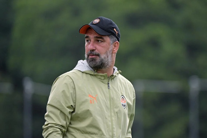 <p><b>"SAVAŞ HAYATIMIZIN BİR PARÇASI"</b></p><p>"İşiniz sportif direktör, genel müdür veya antrenör olmakla sınırlı değil. Aynı zamanda baba ve kardeşsiniz. Brezilya ve diğer ülkelerden gelen birçok genç var. Onlar için savaş yabancı bir şey ve Kiev'e veya başka bir şehre füze saldırısı olduğunda onlara neler olduğunu açıklamak kolay değil. Diğer oyuncular savaşta kardeşlerini, arkadaşlarını veya komşularını kaybetmişler ve bu çok büyük bir acı. Oyuncular son derece profesyonel ve her gün ellerinden gelenin en iyisini yapıyorlar. Bunu çok takdir ediyoruz. Savaş hayatımızın bir parçası ve hiçbir şeyin değişmesine izin veremeyiz. Güçlü olmalıyız. Ukrayna, halkı, futbolu ve ordusu için savaşıyoruz."</p>