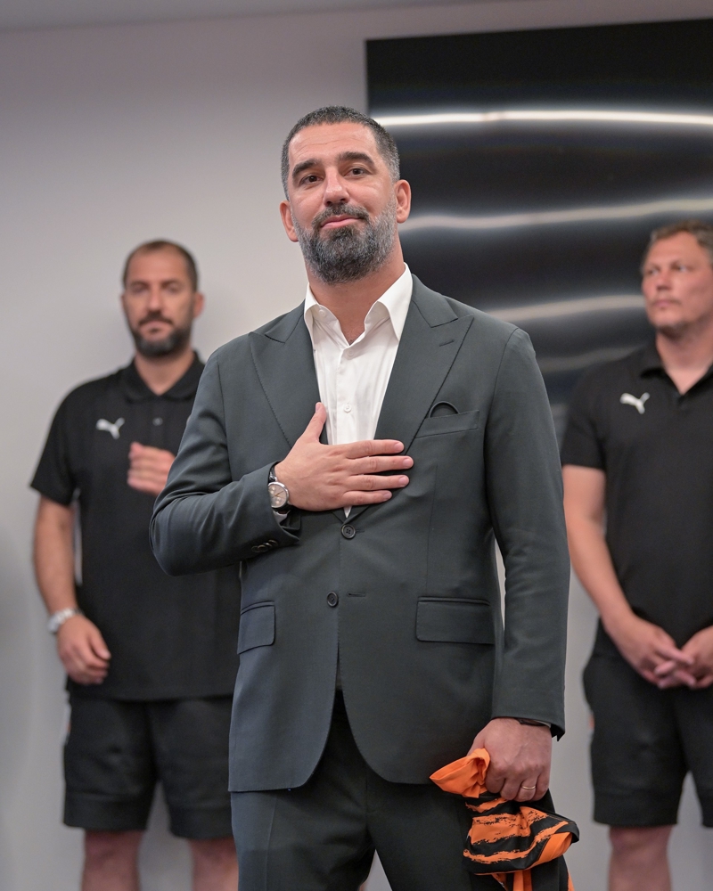 <p><b>"ARDA TURAN'A ÇOK GÜVENİYORUZ"</b></p><p>"Savaş başladığında 14 oyuncumuzu ve teknik direktörümüzü kaybettik. Yalnız kaldık, ama sonuna kadar mücadele ettik. Üstelik başkanımız Rinat Akhmetov savaş sırasında insanlara yardım etmek için çok para yatırdı. Savaş sırasında çalışmak kolay değil, çok enerji kaybediliyor ama Shakhtar'ı yeniden güçlü bir takım haline getirmek istiyoruz ve buna çok yaklaştık. İnanılmaz potansiyele sahip bir takımımız var ve Arda Turan'ın katkısına çok güveniyoruz."</p>