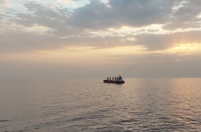 <p>Birleşik Arap Emirlikleri (BAE) de Kızıldeniz'de saldırıya maruz kalan "Magic Seas" adlı geminin mürettebatını kurtardıklarını açıklamıştı.</p>