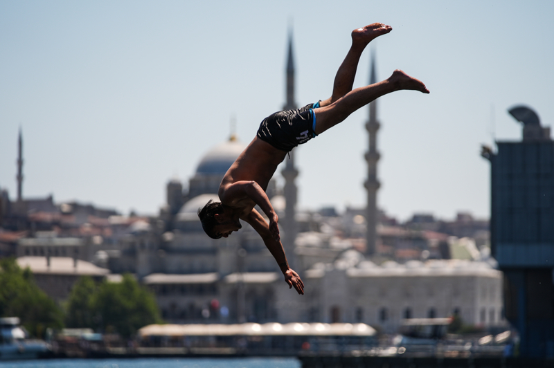 <p>Küçükçekmece'deki Menekşe Plajı'na gelen Hasan Çelik, "Sıcaklardan dolayı denize geldim. Deniz çok güzel. Halkımız biraz temiz baksa daha da güzel olacak." dedi.</p>
