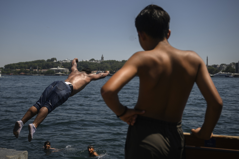 <p>Sarayburnu ile Üsküdar'da sıcak havanın tadını çıkarmak isteyenler yoğunluk oluşturdu.</p>