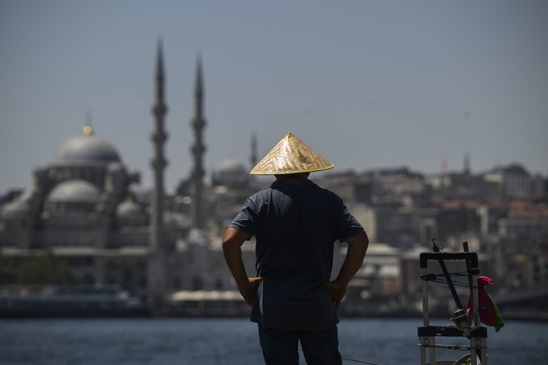 <p>Trafikte seyreden bazı araçlarda ortam sıcaklığının 40 dereceye çıktığı görüldü.</p>