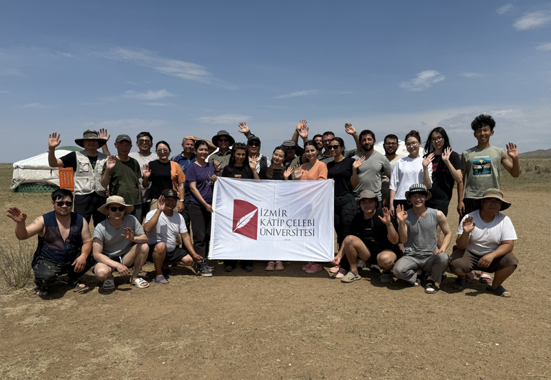 <p>İzmir Katip Çelebi Üniversitesi ile Moğolistan Bilimler Akademisi Arkeoloji Enstitüsü, geçen yıl Moğolistan'ın Tuul Vadisi'nde yürüttükleri kazı çalışmalarındaki alanın Dokuz Oğuzlar'ın yaşadığı ve Göktürkler ile savaştığı "Togu Balık" kenti olduğunu kanıtlamıştı.</p>