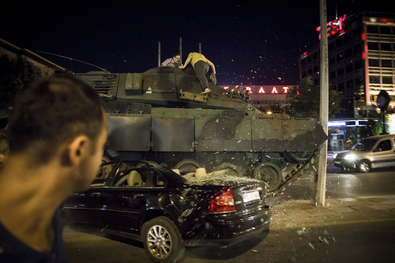 <p>Vatandaşlar, Fethullahçı Terör Örgütü'nün (FETÖ) darbe girişimine karşı tankların üstüne çıkarak tepki göstermişti. </p>