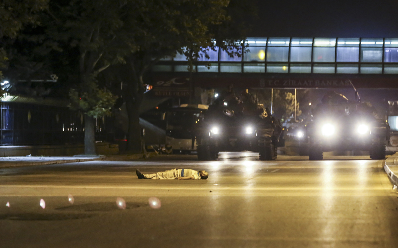 <p>Askeri kalkışmayı protesto etmek için Genelkurmay kavşağında vatandaşlar toplanmış, Yusuf Çelik isimli vatandaş tankların geçişi sırasında yola yatarak tepkisini göstermişti. Çelik, daha sonra açılan ateş sonrası şehit olmuştu.</p>