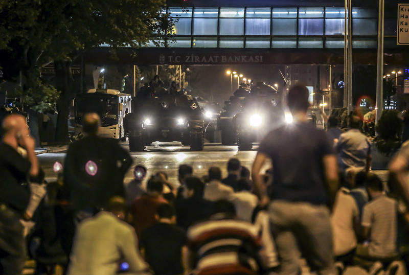 <p>Ankara'da vatandaşlar FETÖ'nün darbe girişimine tepki göstermek için Genelkurmay Başkanlığı önünde tanklara müdahale etmişti. </p>