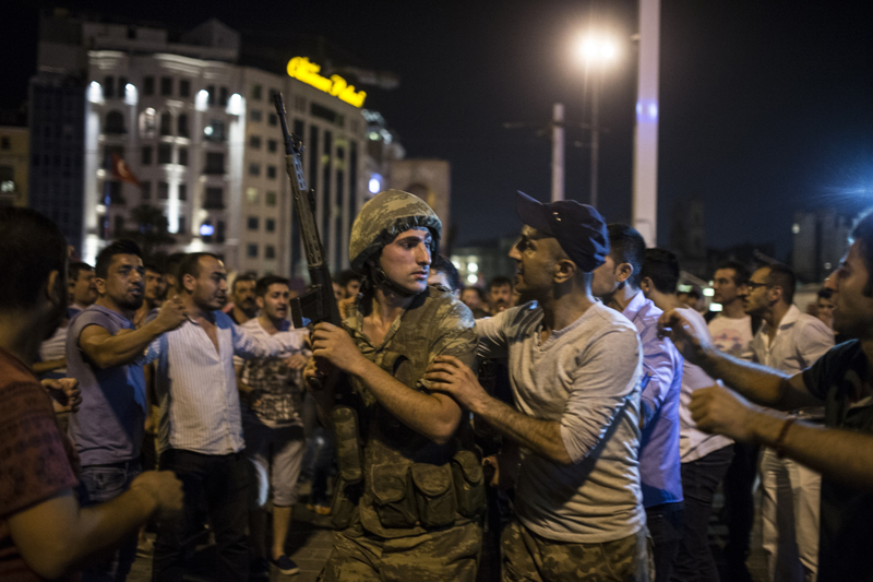<p>Darbe girişimi sırasında İstanbul'da Taksim Anıtı'nın önünde toplanan vatandaşlar, darbecilere tepki göstermişti. </p>