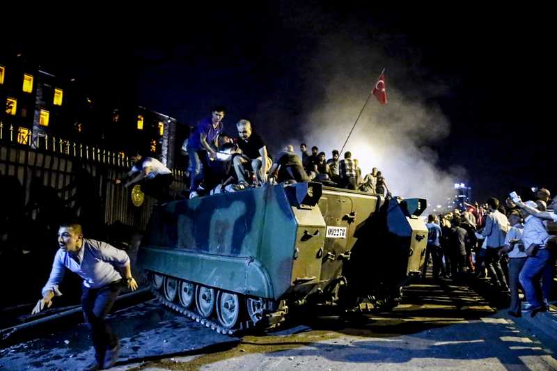 <p>Ankara'da vatandaşlar FETÖ'nün darbe girişimine tepki göstermek için Genelkurmay Başkanlığı önünde tanklara müdahale etmişti.</p>
