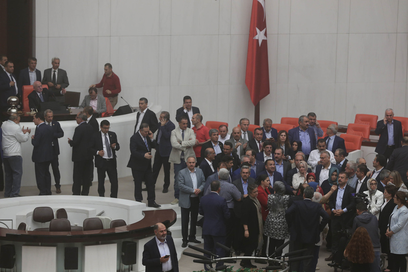 <p>ETÖ'nün darbe girişimine karşı dün geceden beri TBMM'de bekleyen milletvekilleri, Meclis Başkanı İsmail Kahraman başkanlığında bir araya gelmiş, AK Parti, CHP ve MHP milletvekilleri Meclis'e gelerek Genel Kurul Salonu'nda toplanmıştı. </p>