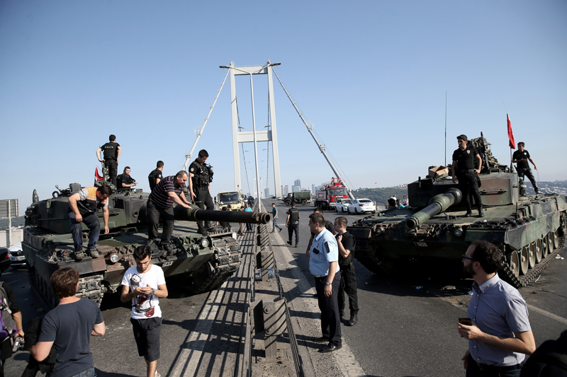<p>Fetullahçı Terör Örgütü (FETÖ) askerlerinin teslim olmasının ardından kontrollü şekilde araç geçişine başlanan Boğaziçi Köprüsü'ndeki tanklar kaldırıldı, temizlik çalışmaları tamamlandı.</p>