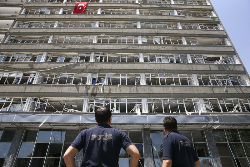<p>FETÖ mensuplarınca darbe girişiminde hedef alınan Ankara Emniyet Müdürlüğü yerleşkesi içindeki binalar ve bazı araçlar da maddi hasar meydana geldi. </p>