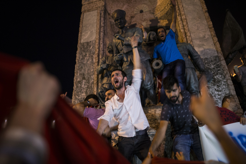 <p>İstanbul Taksim Meydanı'nda toplanan vatandaşlar, İstanbul'daki "askeri kalkışmaya" tepki göstermişti.</p>