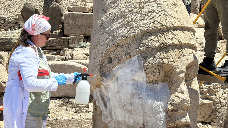 <p>Kentte 2 bin 206 metre rakımlı Nemrut Dağı'ndaki dev heykellerin yüzey ve iç yapılarında oluşan kılcal çatlakların onarılması için 2022'de başlatılan nano kireç uygulamasının olumlu sonuç vermesinin ardından çalışmalar genişletildi.</p>