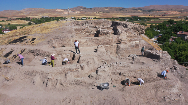 <p>Tadım Kalesi ve Höyüğü'nde geçen yıl başlatılan kazı çalışmalarında önemli buluntular ortaya çıkarıldığını ifade eden Demirdağ, bu yılki kazılarda da önemli bir değere ulaşıldığını belirtti.</p>