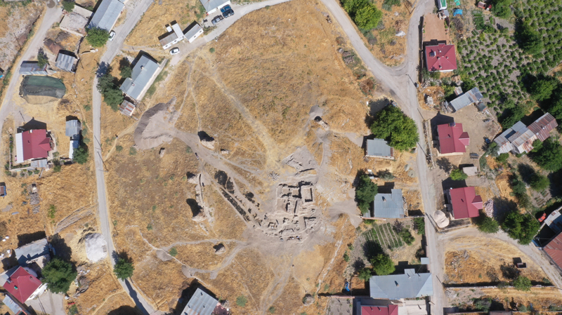 <p>Bu yıl, yaklaşık 35 metre yüksekliğe ve 210x160 metrelik alana sahip kale ve höyüğün 80-81 No'lu karelaj alanında yapılan kazı çalışmalarında, Geç Kalkolitik ve Erken Tunç dönemine ait tapınak alanı ortaya çıkarıldı.</p>