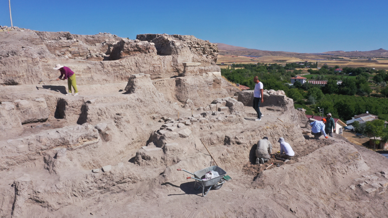 <p>Bu tarz kerpiç kullanılarak yapılan duvarların istila ve doğal afetlere karşı mekanları daha korunaklı hale getirdiğine işaret eden Demir, "Tadım Kalesi ve Höyüğü'nde 80-81 No'lu açmalar içerisindeki mekanlarda bitişik nizam yapılaşmayla birlikte bu dönemde kentleşmenin de arttığı belirgin bir şekilde görülmektedir." ifadelerini kullandı.</p>