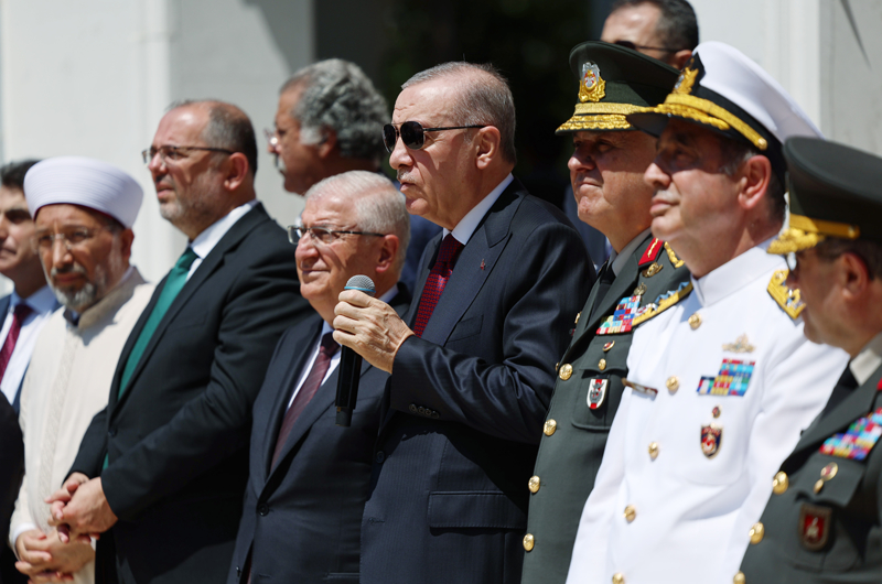 <p>Törende bir konuşma yapan Cumhurbaşkanı Erdoğan, "Bugün Milli Savunma Üniversitemizde ve bağlı birimlerinde yapımı tamamlanan 6 yeni camimizi ibadete açıyoruz. 2023't kara, deniz ve hava harp okullarımızdaki 3 camimizi tamamlayıp hizmete almıştık. Şimdi de 864 kişi kapasiteli Milli Savunma Üniversitesi Rektörlük Camimizin açılışını yapıyoruz.</p>