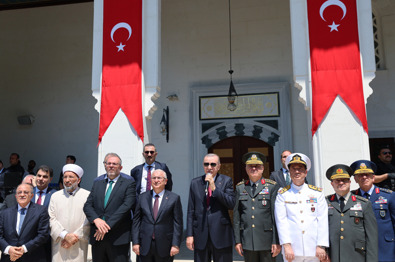 <p>Camilerimizin her biri Selçuklu dönemlerinin üslup ve zarafeti ile birbirinden seçkin mimari unsurları taşıyor. Bu camilerde okunacak ezan edilecek dua ve ibadetlerin hayırlara vesile olmasını temenni ediyorum" dedi.</p>
