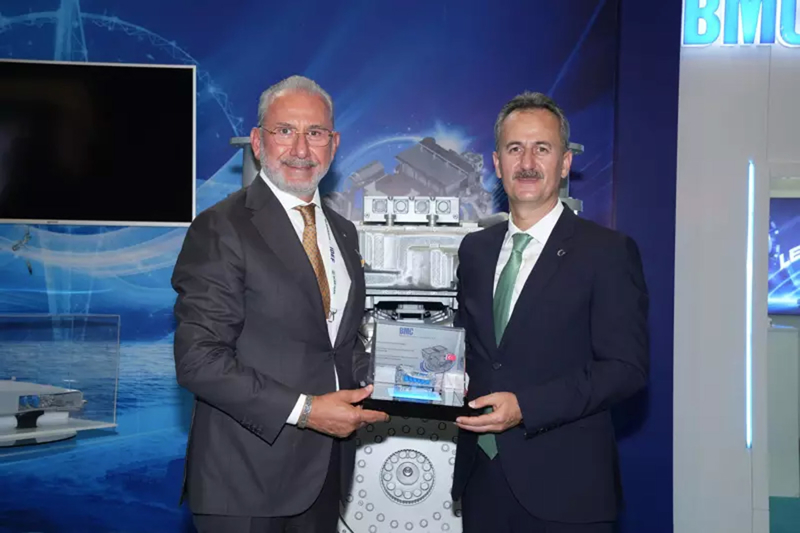 <p>AR-GE ve teknolojiye yapt yatrmlarla, savunma sanayinde yerli ve milli retimin ncs olan BMC, ileri teknolojiyle donatlm; 3 rn grubunda 5 yeni askeri aracnn ve yerli-milli motor ve transmisyon sistemlerinin lansmann, IDEF 2025 Uluslararas Savunma Sanayi Fuar'nda gerekletirdi. Sahadan gelen ihtiyalar dorultusunda tasarlanan yeni kara savunma aralar, TURAN 4x4 Zrhl Yk ve Personel Tayc, 'ZEYBEK 8x8 Zrhl Kurtarc, ZEYBEK 8x8 Zrhl Tank Tayc, ZEYBEK 4x4 – 5 Ton Taktik Tekerlekli Ara ve ALTU 8x8 (105 mm) silah kuleli 'Tank Avcs' BMC'nin AR-GE gcn, teknolojik altyapsn ve yeniliki vizyonunu yanstrken, gnmz muharebe koullarna uygun olarak gelitirilen bu aralarn hem yurt iinde hem de uluslararas pazarlarda youn ilgi grmesi bekleniyor.</p>