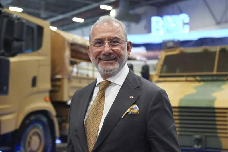 <p>ALTU 8x8 Zrhl Muharebe ve Personel Tayc Ara ise kendi snfnda konvansiyonel ve asimetrik muharebe sahasnn tm ihtiyalarna cevap verebilecek ekilde tasarland. Sklebilir ve deitirilebilir ara tavan konseptiyle 'tek platformda oklu grev kabiliyeti' barndran ALTU, 4 akstan dmenleme sayesinde gelimi manevra yeteneiyle grev yapyor. ALTU 8x8 serisi aralarda yzde 80'lere varan yksek yerlilik oran hedefleniyor. lk kez IDEF 2025 Fuar'nda sergilenen ALTU 8x8 105 mm kuleli Tank Avcs modeli ziyaretilerden byk beeni toplad.</p>