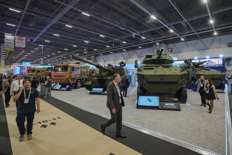 <p>Fuat Tosyal: 'lkemizin yerli ve milli savunma sanayi hedefine katk salamaya devam edeceiz'</p><p><br></p><p>BMC Ynetim Kurulu Bakan Fuat Tosyal, IDEF Fuar'nda yapt aklamada, Trkiye'nin Kara Savunma Aralar hracat Lideri BMC olarak tamamen Trk mhendisleri tarafndan tasarlanan ve retilen, zellikle ordumuzun stratejik ihtiyalarna cevap verecek yeni aralar tantmann gururunu yaadklarn ifade etti. IDEF 2025'te TURAN 4x4 Zrhl Yk ve Personel Tayc, ZEYBEK 8x8 Zrhl Kurtarc ve Zrhl Tank Tayc, ZEYBEK 4x4 – 5 Ton Taktik Tekerlekli Ara, ALTU 8x8 105 mm silah kuleli 'Tank Avcs' aralarn ilk kez sergilediklerine dikkat eken Tosyal, 'Trk Silahl Kuvvetlerimizin ihtiyalarn gzeterek, yksek mhendislik kabiliyetimizle, yerli ve milli imkanlarla gelitirdiimiz bu rnlerimizle ordumuzun sahadaki operasyonel gcne g katacaz' dedi. </p>