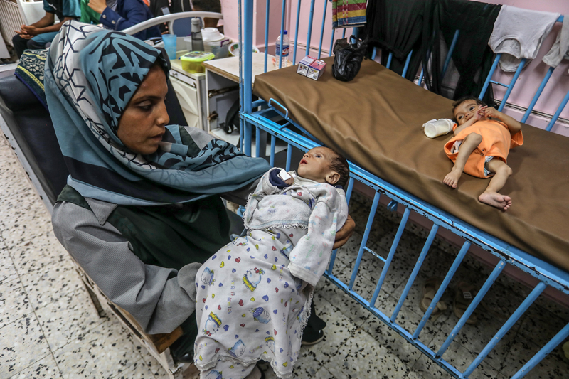 <p>Ferra, Rama'nın 3 kilo doğduğunu ve 5 aylık olmasına rağmen hala bir gram bile almadığını, yetersiz beslenme nedeniyle yağ dokusunu kaybettiğini, bir deri bir kemikten ibaret olduğunu, vitamin eksikliği ve kansızlık çektiğini dile getirdi.</p>