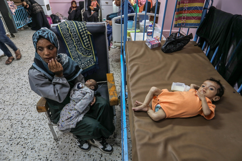 <p><p></p></p><p><b>ÇOCUKLAR, VÜCUT KİTLELERİNİN YARISINI KAYBETTİ</b></p><p><br></p><p>Nasır Hastanesi'nde tedavi gören 5 aylık Rama Ebu Ayya ile 11 aylık Sila Barbah bebekler yetersiz beslenme sorunu yaşıyor.</p>